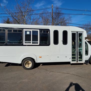 26' White Food Bus