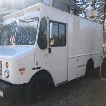 2003 20’ Workhorse with New Kitchen and Low Miles